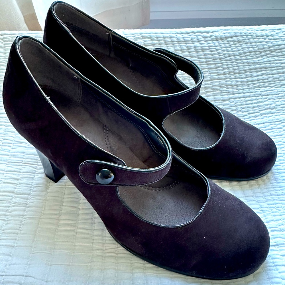 Women’s Black suede round toe pumps size 6.5 comfort heels